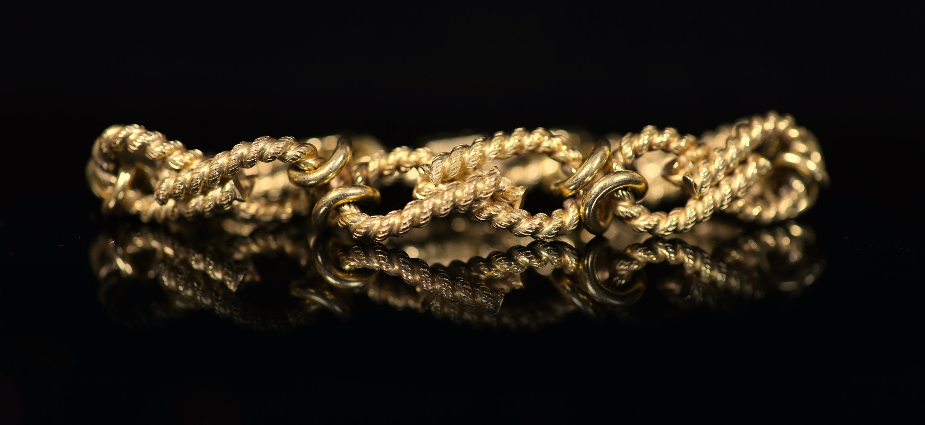 A modern Italian Uno-A-Erre 750 gold rope knot bracelet